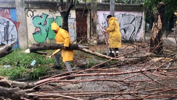 Más de 1.000 empleados municipales trabajan frente al alerta naranja por tormentas fuertes