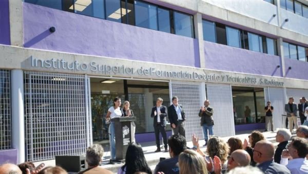Mayra Mendoza y el gobernador inauguraron el nuevo edificio de lSFDT N° 83