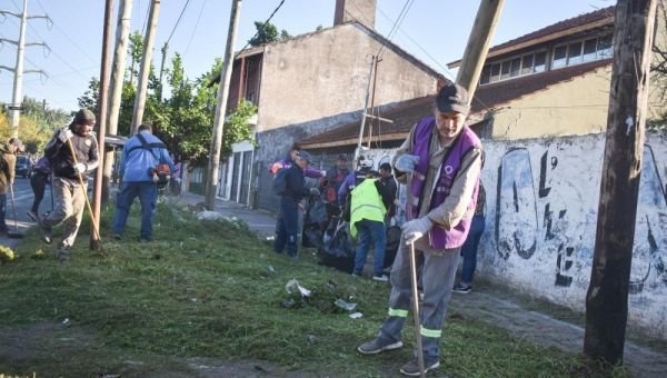 Los municipios de Quilmes y Almirante Brown realizaron operativo de limpieza en conjunto