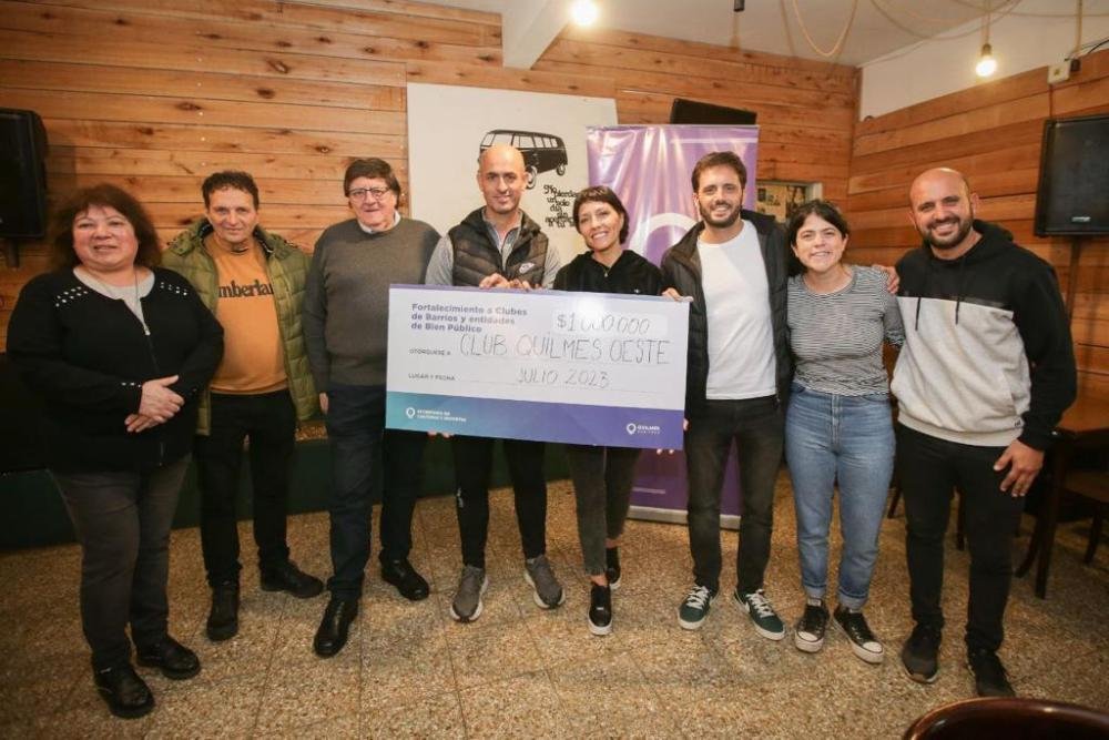 Mayra Mendoza entregó un importante subsidio al Club Quilmes Oeste
