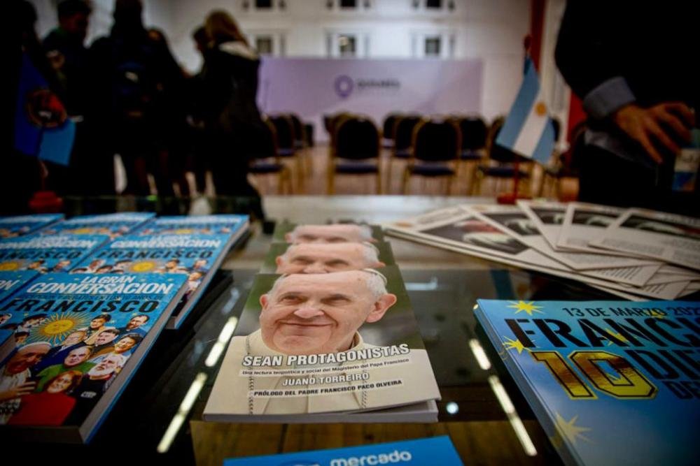 Se realizó la muestra "Francisco, Argentino Universal" en la Casa de la Cultura