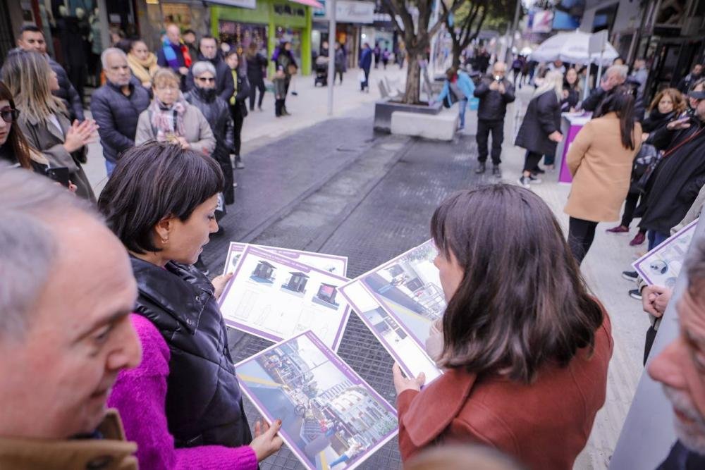 Mayra Mendoza recorrió el primer tramo de la obra de renovación en la Peatonal Rivadavia