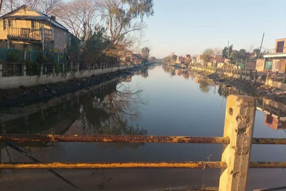 Trabajos de limpieza y desobstrucción en los arroyos del distrito