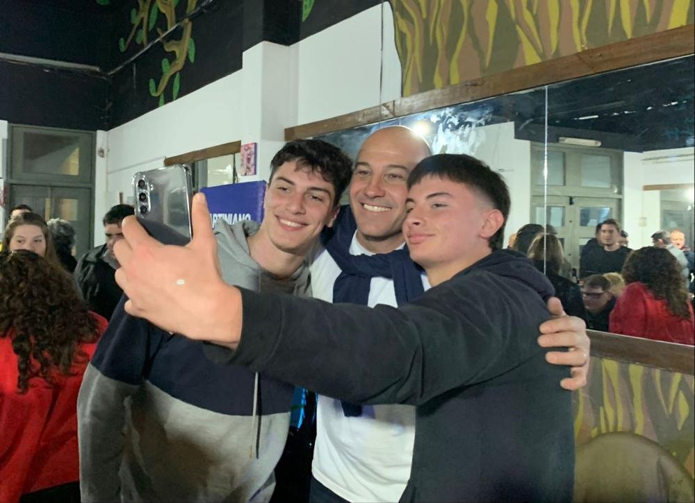 Martiniano Molina con jóvenes en Quilmes Oeste: "Debemos asegurarles empleo y educación de calidad"