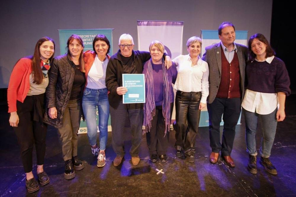 Mayra Mendoza encabezó la entrega de escrituras