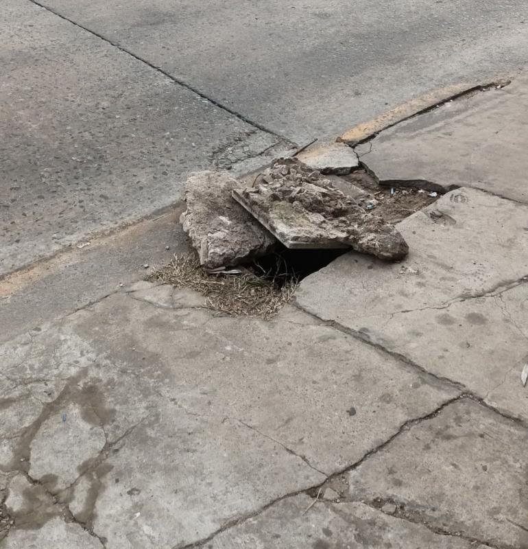 Reclaman por la reposición de una tapa pluvial que provocó accidentes
