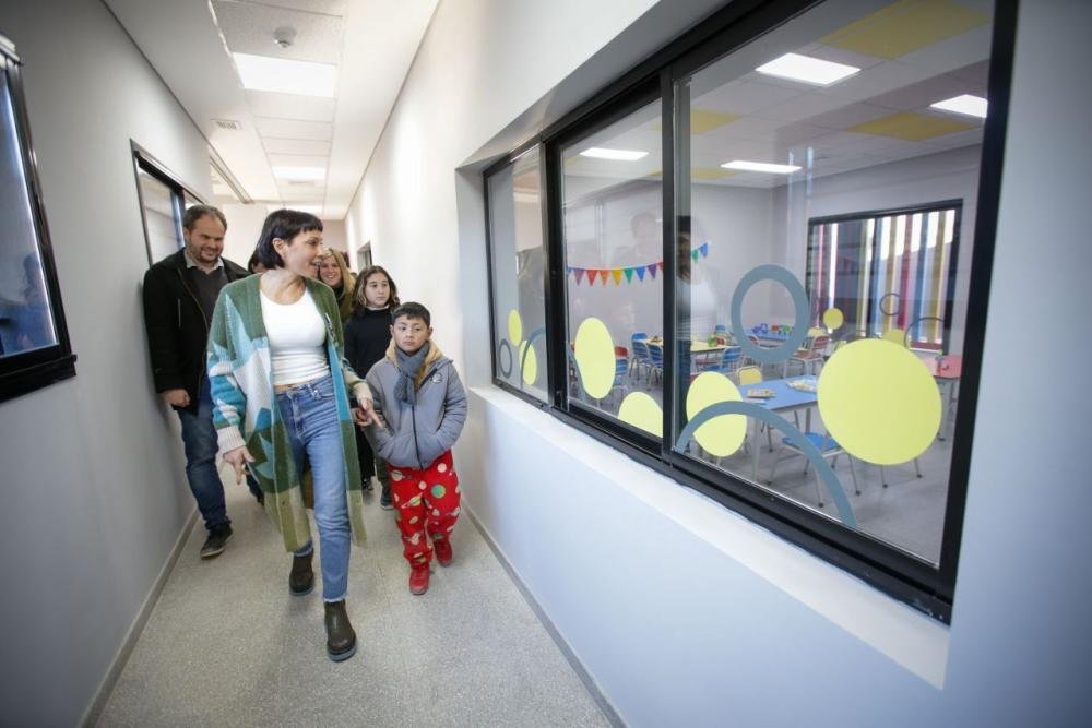 Mayra Mendoza inauguró un CDI y recorrió obras de pavimentación