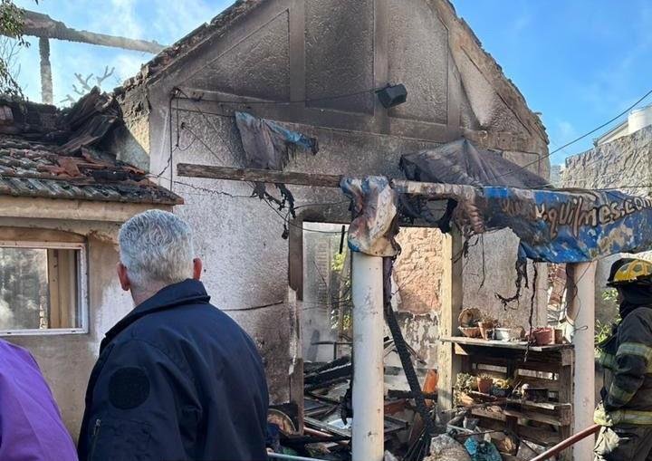 Juntan dinero para una familia que se le incendió su casa