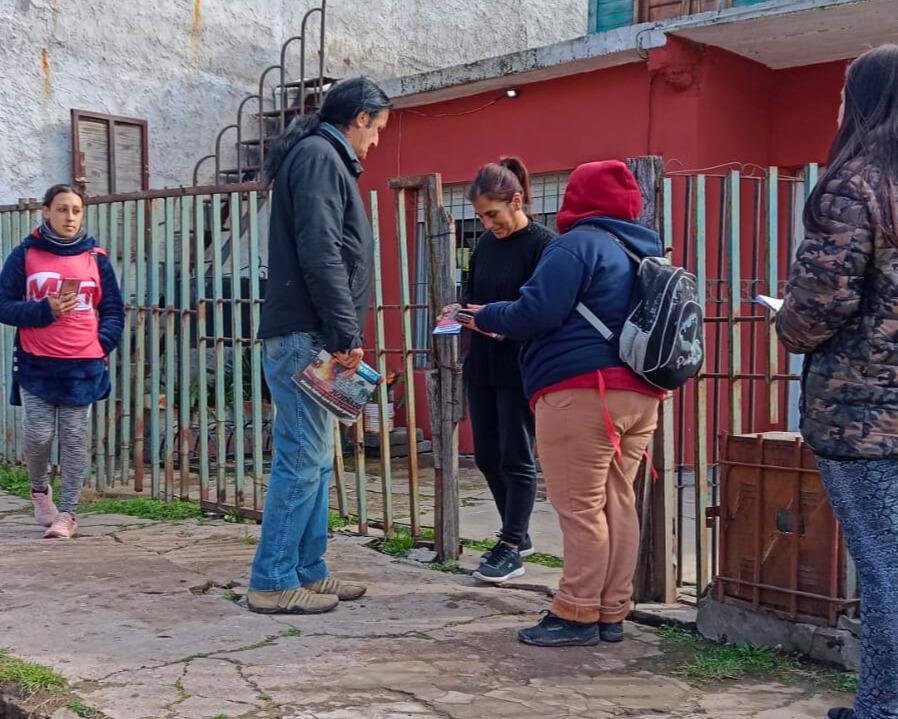 El precandidato a intendente Daniel Iaccarino, llevó las propuestas del FIT-U a los barrios de Solano