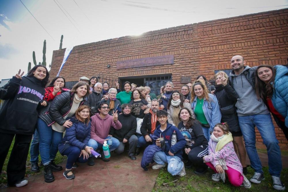 Mayra Mendoza se reunió con vecinos de Villa Alcira en el CJYP "Volver a Vivir"