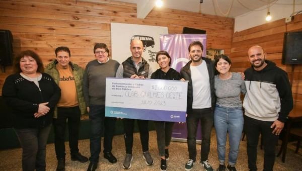 Mayra Mendoza entregó un importante subsidio al Club Quilmes Oeste