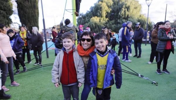 Mayra Mendoza inauguró una nueva plaza inclusiva en el Parque de la Ciudad