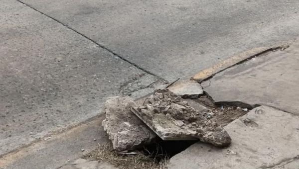 Reclaman por la reposición de una tapa pluvial que provocó accidentes