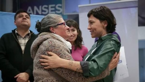 Mayra Mendoza entregó resoluciones de ANSES: "Hay gobiernos que trabajan para garantizar derechos..."