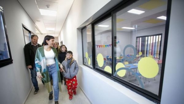 Mayra Mendoza inauguró un CDI y recorrió obras de pavimentación
