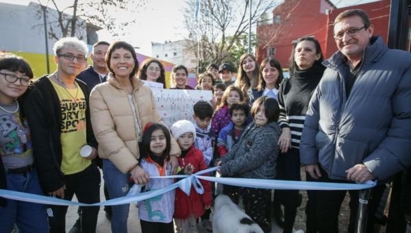 Mayra Mendoza inauguró la puesta en valor de la plaza Manuel Lombardía en la IAPI