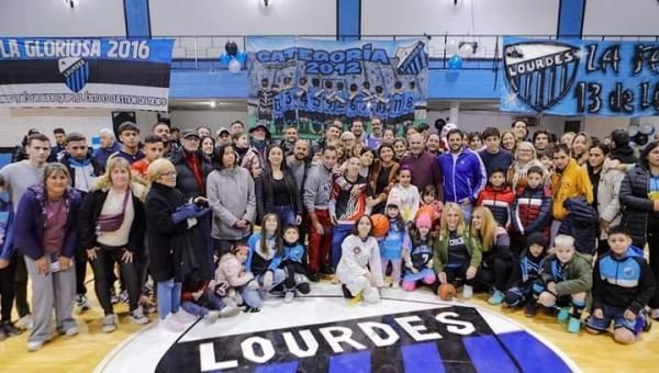 Inauguraron la nueva cancha de parquet de la Sociedad de Fomento "Nuestra Señora de Lourdes"