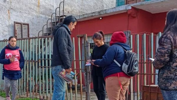 El precandidato a intendente Daniel Iaccarino, llevó las propuestas del FIT-U a los barrios de Solano
