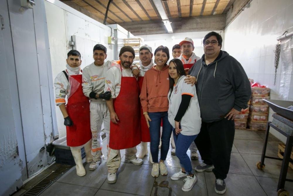Mayra Mendoza dialogó con vecinos, feriantes y comerciantes