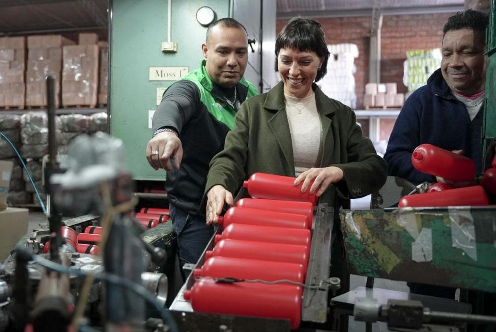 Mayra Mendoza visitó una empresa en Quilmes Oeste