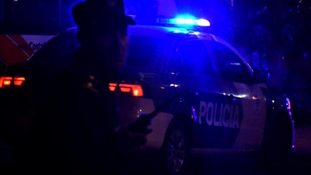 Llegaba a su casa y le gatillaron para robarle el auto