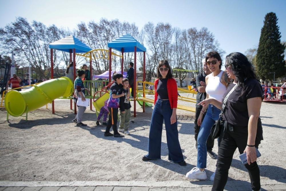 Mayra Mendoza recorrió la obra de puesta en valor de la plaza "Campito Carlos Maier"