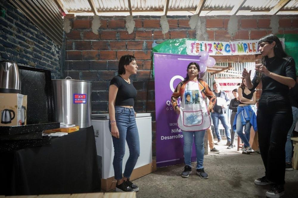 Mayra Mendoza entregó equipamiento para fortalecer el servicio alimentario en un comedor