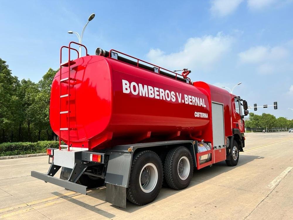 Bomberos de Bernal suman un nuevo camión cisterna a su flota