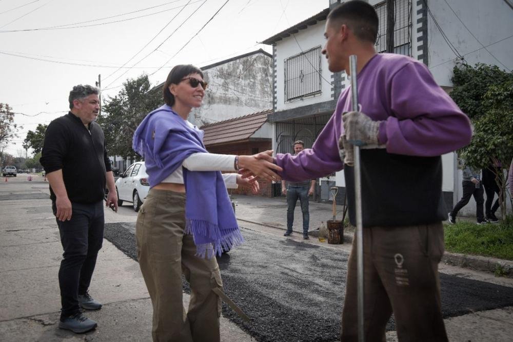Mayra Mendoza supervisó trabajos de bacheo en Bernal Oeste