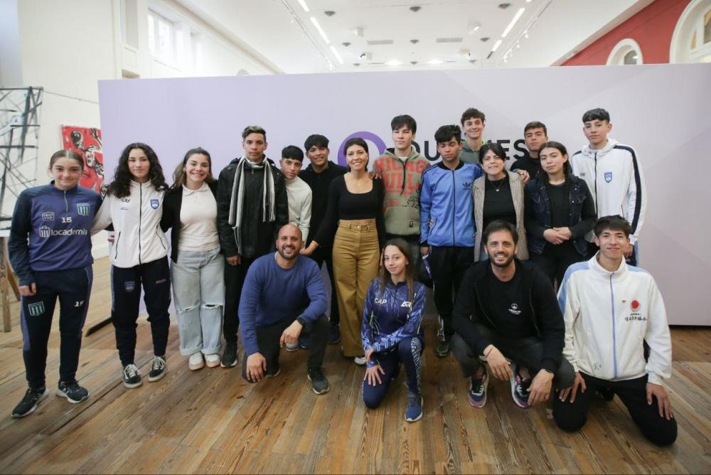 Jóvenes deportistas recibieron apoyo económico del municipio