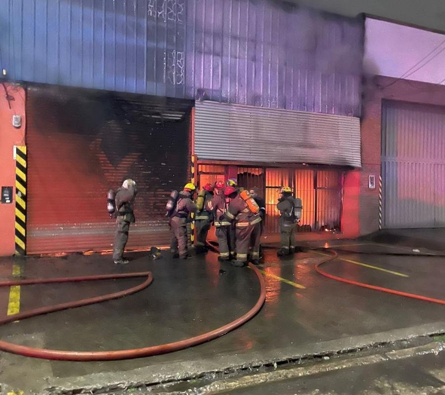 Incendio en maderera de Quilmes Oeste: Tres bomberos heridos