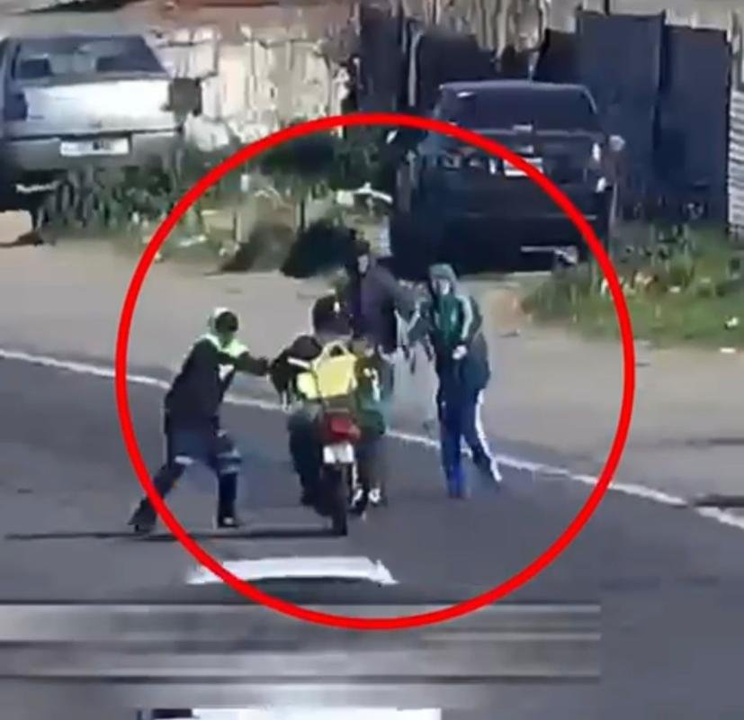 Detuvieron a dos personas que intentaron asaltar a un motociclista en el Acceso Sudeste