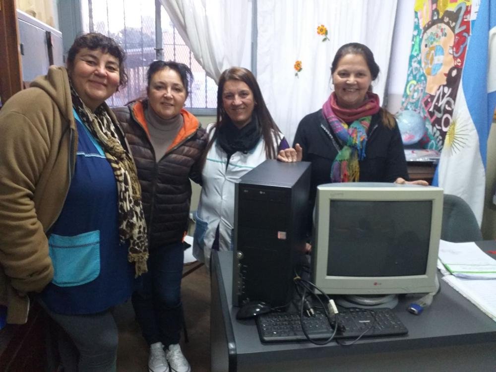 Rotary de Ezpeleta entregó una computadora y una biblioteca digital a la Escuela de Adultos N° 707