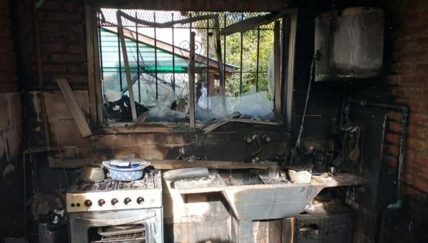 Robaron e incendiaron la casa de un docente: Juntan fondos para ayudar a su familia