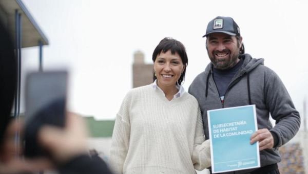 Mayra Mendoza entregó 75 lotes adjudicados a vecinos del barrio Santa Lucía