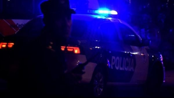 Llegaba a su casa y le gatillaron para robarle el auto