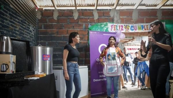 Mayra Mendoza entregó equipamiento para fortalecer el servicio alimentario en un comedor