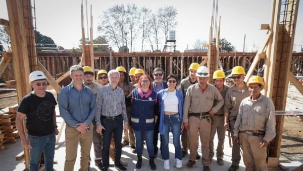 Mayra Mendoza y Alberto Sileoni recorrieron la obra del nuevo edificio de la EEE N° 505