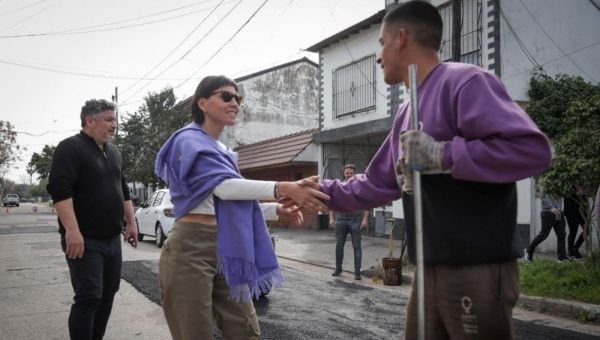 Mayra Mendoza supervisó trabajos de bacheo en Bernal Oeste