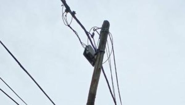 Reclamo vecinal por un poste de luz con peligro de caída