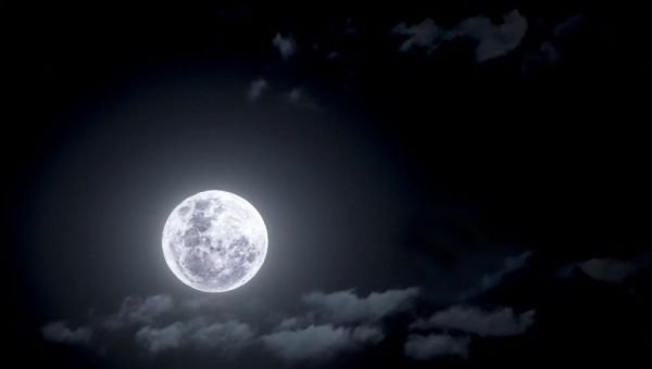 La superluna azul iluminó el cielo de Quilmes y fue captada por una fotógrafa local