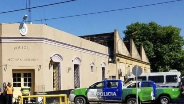 Tres detenidos por tiroteo y agresión a policías