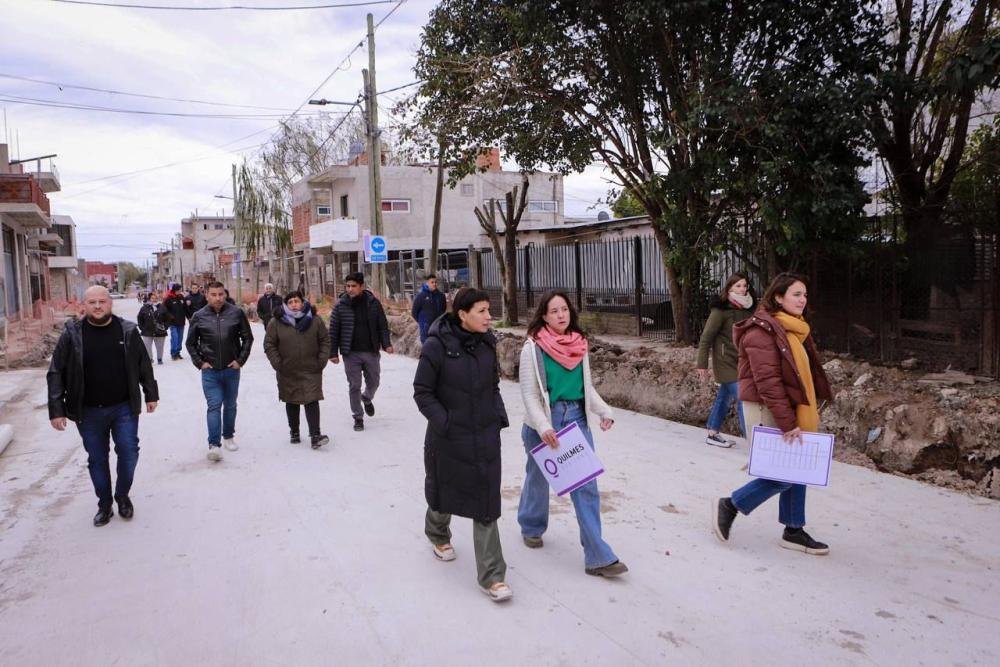 Mayra Mendoza recorrió los nuevos pavimentos y supervisó obra de cloacas