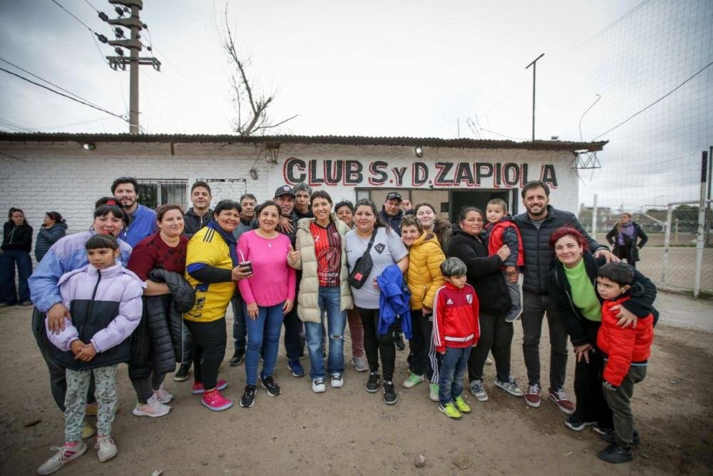 Mayra Mendoza visitó el Club Zapiola y recorrió obra de pavimentos
