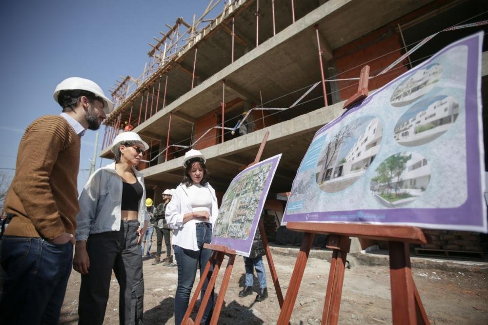 Mayra Mendoza recorrió las obras de 48 viviendas en el barrio Frattasi