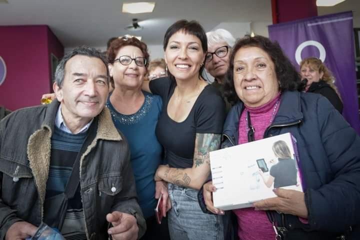 Entregaron tablets a adultos mayores de Quilmes