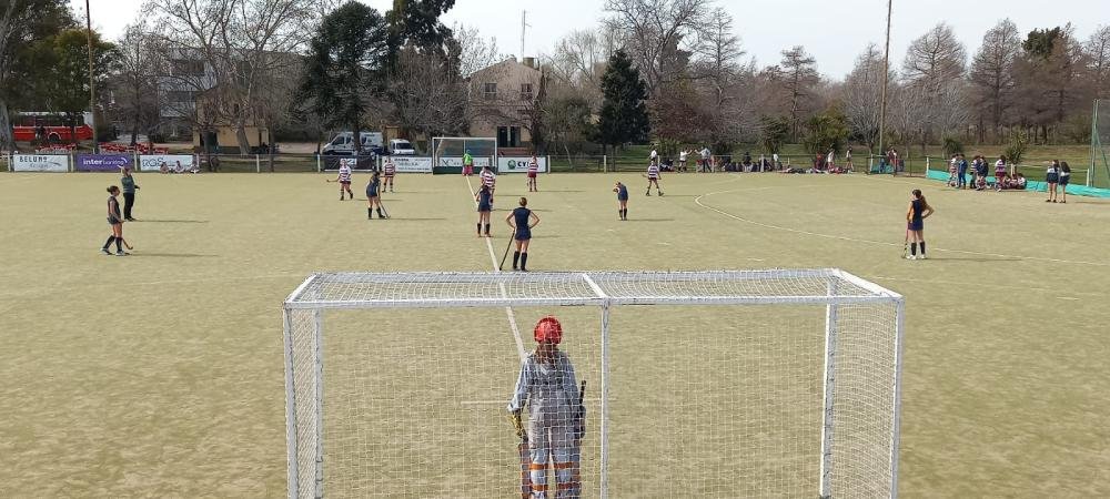 Colegios de Quilmes compartieron un torneo de hockey