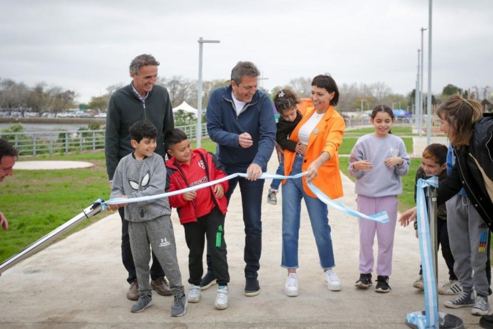 Sergio Massa acompañó a Mayra Mendoza en la inauguración del nuevo "Parque de La Ribera"