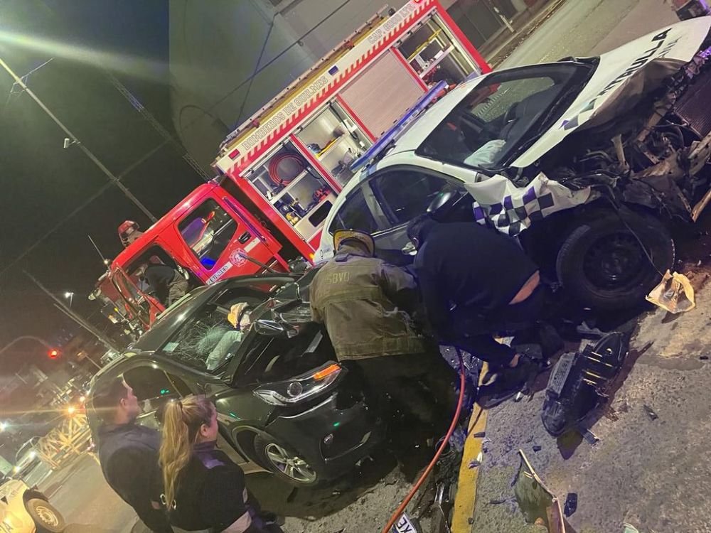 Violento accidente automovilístico entre una camioneta y una Patrulla Urbana