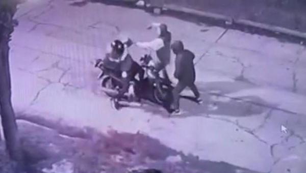 Violento robo a motociclista de aplicaciones